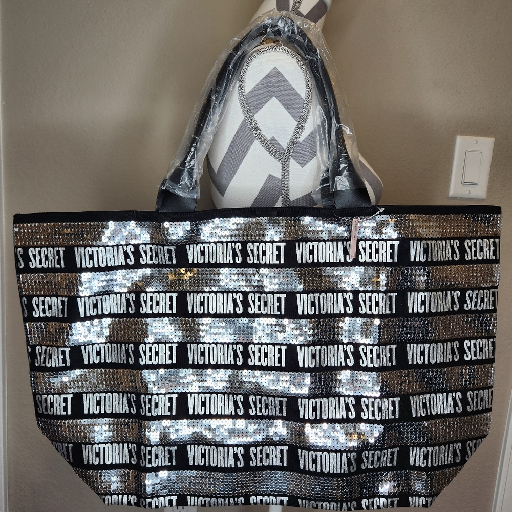 NWT VICTORIA'S SECRET Sequin Tote Bag with bonus wristlet. Silver/black